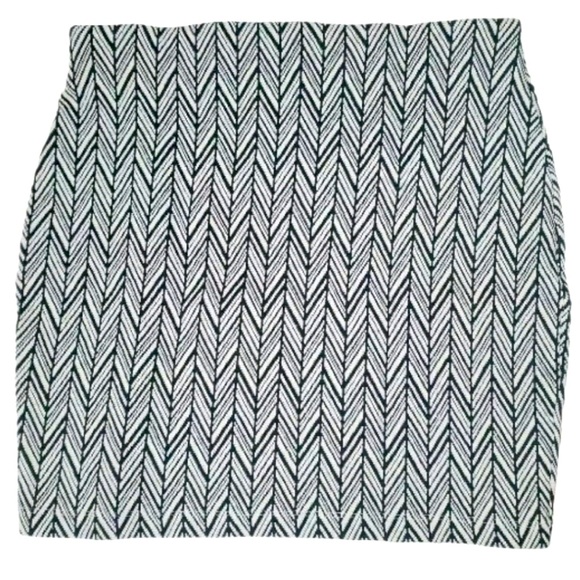 Zara Trafaluc herringbone weave stretch skirt. Pull-on style_pets & smoke-free - Picture 3 of 5